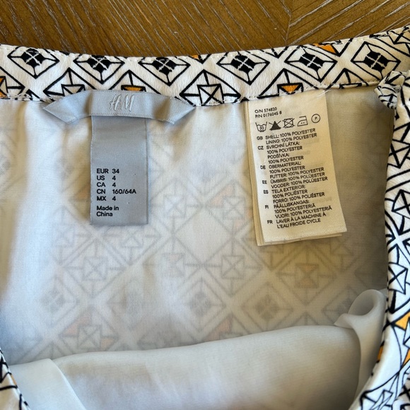 H&M SKIRT size 4 length 100%polyester and liner side zipper waist 26 - Picture 2 of 12